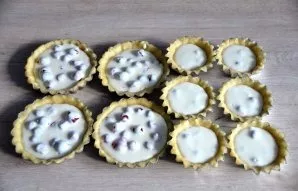 Put the curd filling on the cherries. Heat the oven to 180 degrees.