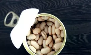 Remove the onion and garlic from the broth. Open the canned beans and, together with the liquid, put them in a saucepan with meat.