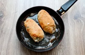 Pour the remaining vegetable oil into the pan, heat over medium heat. Reduce the heat and fry the rolls for 4-5 minutes on each side unti...