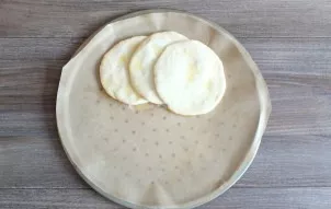 Spread the soaked blanks with overlap, in a circle.