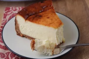 I advise you to put the cheesecake in the fridge for a couple of hours. But tasty and warm!