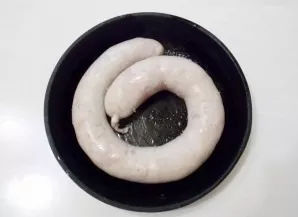 Grease the pan with oil and put the boiled sausage.