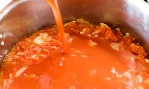 Pour the resulting liquid into a saucepan with beans.