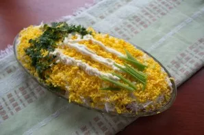 From the mayonnaise, draw two or three birch trunks on top of the yolks. Chop the greens (as you like) and make a twig image.