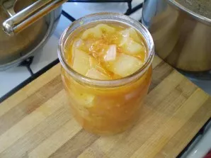Lay out the finished salad in sterile jars.