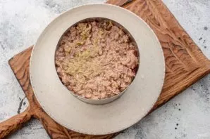 Lay out the tuna in the last layer. Lightly press the salad.