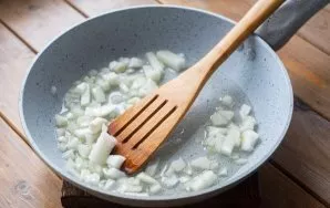 Put the chopped onion in a pan with vegetable oil. Fry, stirring constantly with a spatula, over medium heat until light golden brown.