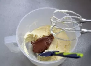 Add 2 tablespoons of chocolate paste to the remaining cream.