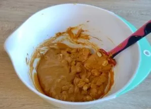 Add about 200 grams of peanuts, leave part for subsequent decoration.