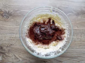 Melt 100 grams of chocolate in a water bath and add to cocoa butter.