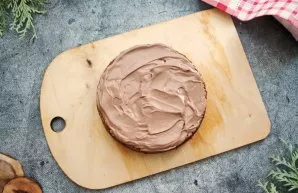 Lubricate the first part with cream. Put on the second and also apply the cream, put on the third part.