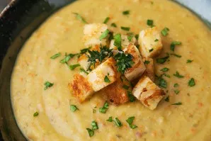 Pea soup-puree with toast at home should be served hot, sprinkled with a pinch of fresh herbs. Delicious!