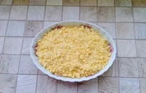 Cover the filling with the second part of the crumbs.