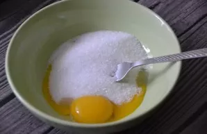Mash the yolks with the remaining sugar.