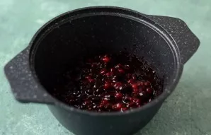 For a layer of berries, heat the berries with sugar, starch and agar. Bring to a boil and cook for 1-2 minutes and remove from heat.