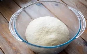 Knead the dough with your hands for 7-8 minutes and at the end should get a soft dough that does not stick to your hands. Round in a bowl...