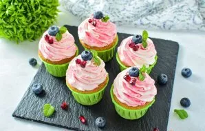 When serving cupcakes can be decorated with any berries or fruits.