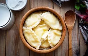 Remove the dumplings from the boiling water with a colander, put them on plates and serve.
