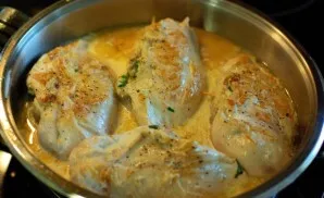 At the very end, mix flour and cream and pour into rolls, as well as salt, pepper and season.