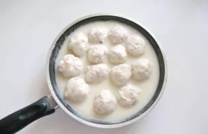 Cover the pan with meatballs with the sauce and heat for 5-6 minutes.