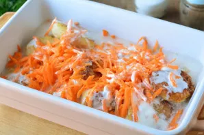 Pour cutlets with sour cream. If sour cream is thick, dilute it a little with water. Put the cutlets to bake in the oven.