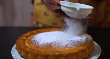 Garnish the cake with icing sugar.