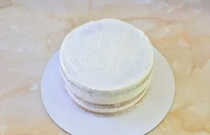 Collect the cake. To make the sides smooth, you can wrap the cake with an acetal film and tighten it into a ring. Put the cake in the ref...