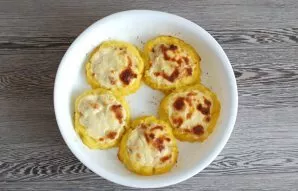 After the time has elapsed, remove the potato patties with minced meat from the oven. Serve hot.