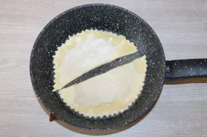 Put in a preheated pan with vegetable oil.