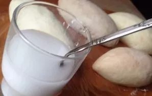 We distribute the finished carob on a board covered with cling film. In half a glass of water, add one and a half tablespoons of starch a...