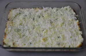 Sprinkle the top of the cake with grated cheese.