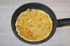 Add a little olive oil to the pan, pour the egg-potato mixture, put over medium heat. Stir for 1 minute. Then let it bake for 2 minutes t...