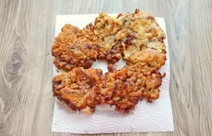 Transfer the cooked liver to a paper towel to remove excess oil.