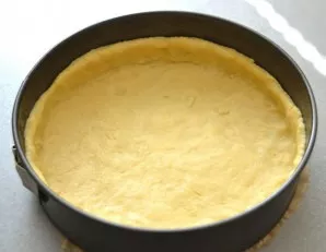 Put the dough in a mold, make the sides.