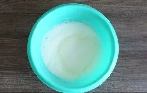 In a bowl, beat 4 egg whites and 60 grams of sugar until fluffy.