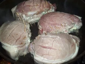 Pour a little vegetable oil into the pan and put pieces of pork with filling there.