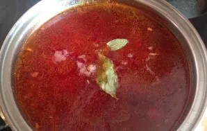 Let it boil, add bay leaf and taste beetroot soup. If necessary, add salt to taste. Cook for another 5 minutes.