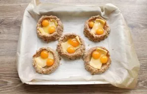 Beat the quail eggs on the cheese, add a little salt. My nests turned out to be big, so I hatched two quail eggs each.