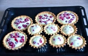 Bake the baskets at a temperature of 180 degrees for about 30 minutes. Carefully remove the baskets from the tins when they have cooled s...