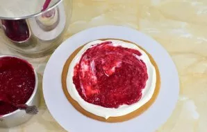 Coat the cakes with cream and put on the raspberry filling. If you want raspberries in each layer, then boil twice as much stuffing.