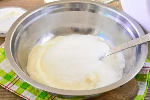 For cream, mix sour cream and sugar, if desired, beat with a mixer.