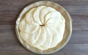 Form a round loaf with a small gap in the center. Leave on the table for 20 minutes to stand still.