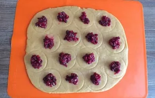 With a glass, make notches in one of the parts. Put 1 teaspoon each of the filling in the center of the notches. Fillers.