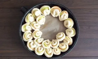 Take a baking dish. Line the bottom with baking paper. Arrange the blanks in the circle of the shape, thus forming a 