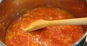 We wait for the stew to boil. Salt, sprinkle with chopped herbs and hops. If you put the chili, now is the time to remove it from the pot...