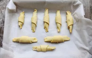 Line a baking tray with baking paper and place the rolls.
