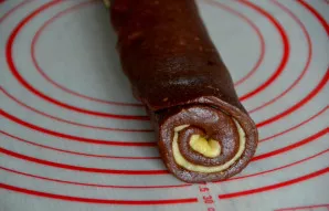 Gently roll both layers of dough into a roll, wrap with plastic wrap and put in the freezer for 40-60 minutes.