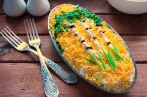 Make dashes on the stem from the plums. Let the salad stand for about 1 hour in the refrigerator and it is ready to serve.