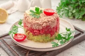 Carefully remove the ring, decorate the salad with a slice of lemon, a leaf of parsley and serve immediately. Delicious!