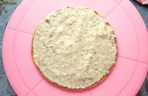 Grease each cake with cream.